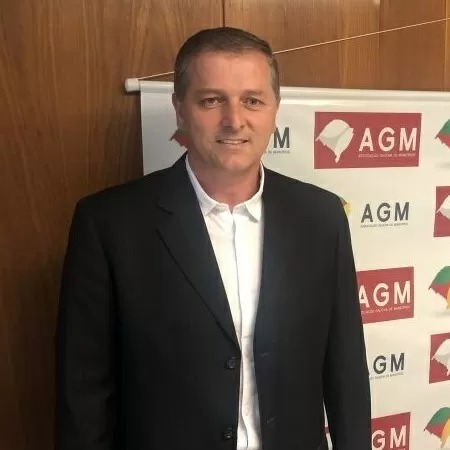 Prefeito é encontrado baleado em seu gabinete