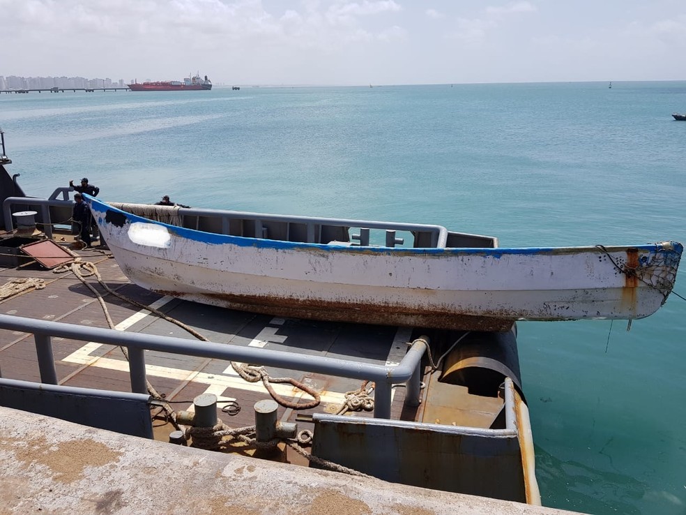 Corpos encontrados em barco à deriva no CE ainda são mistério para polícia