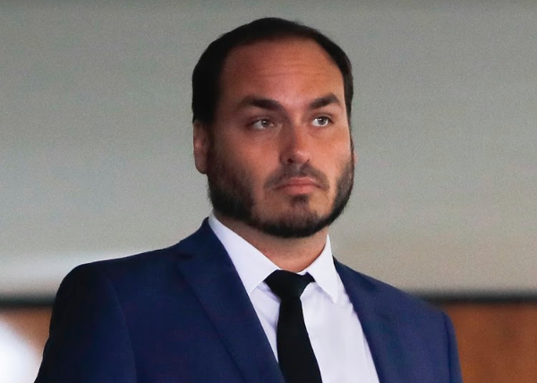 Carlos Bolsonaro acusa Fátima de desvio de R$ 900 mi enviados para tratar Covid