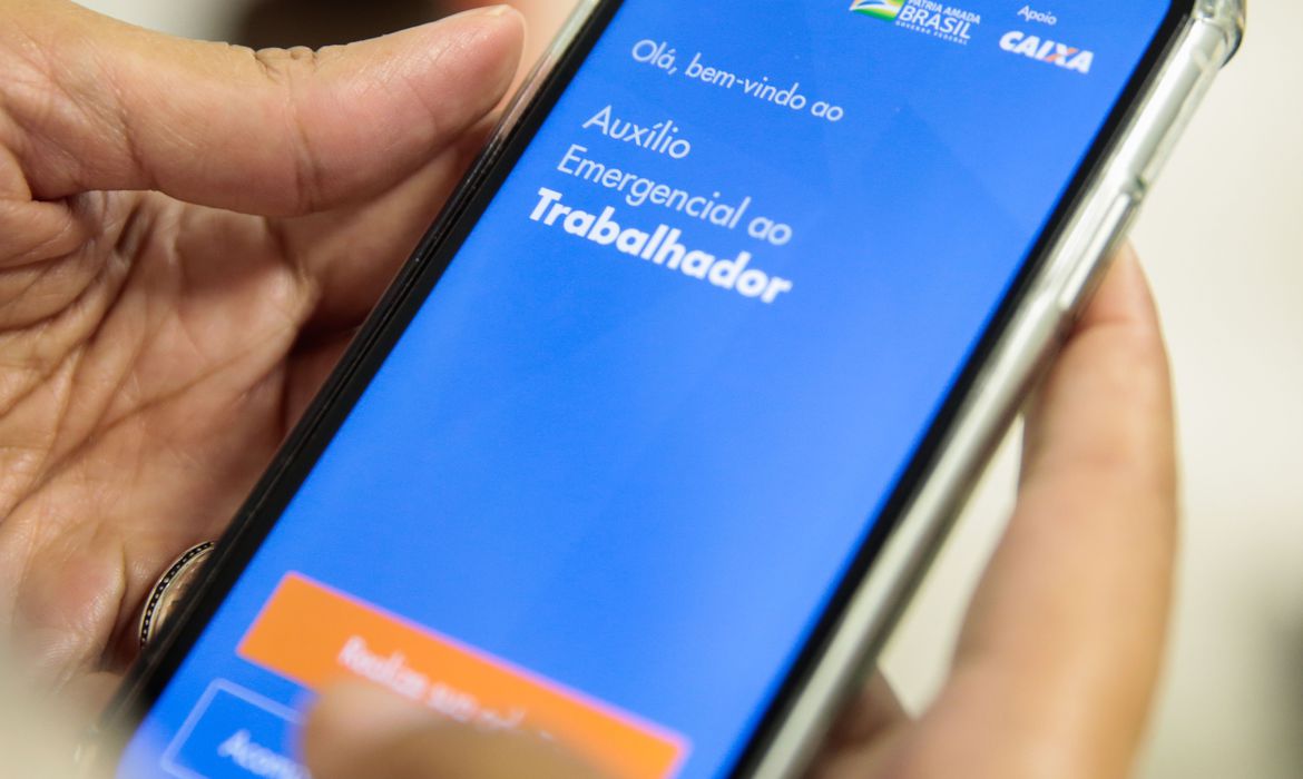 Governo enviará SMS a 2,3 milhões que receberam auxílio indevidamente