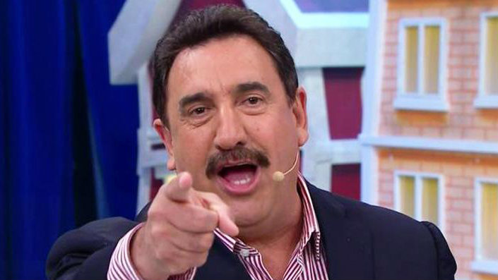 Apresentador Ratinho surge irreconhecível em foto sem bigode; veja