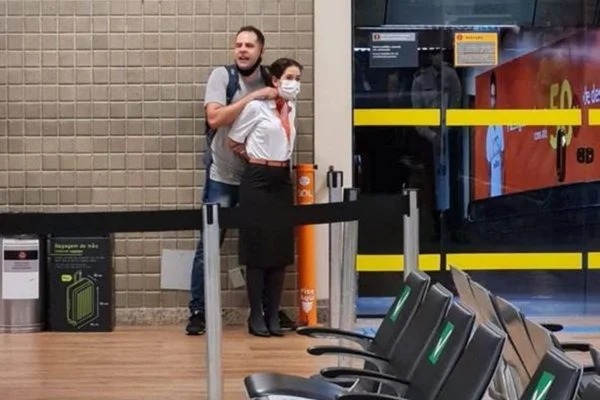 VÍDEO: PM é preso após fazer funcionária da GOL refém em aeroporto