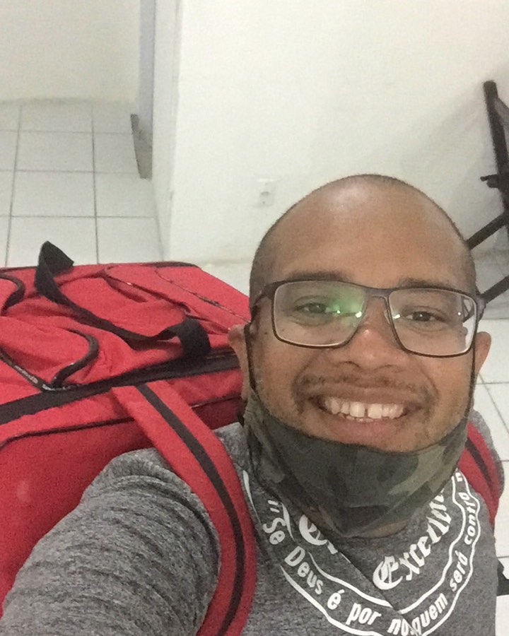 Sem eventos, cantor potiguar ex-Fama vira motoboy e faz post emocionante