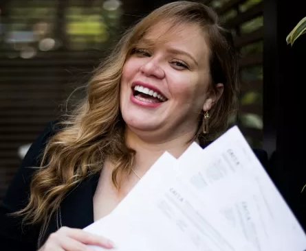 Ex-BBB posa com recibos após ganhar 48 vezes na loteria
