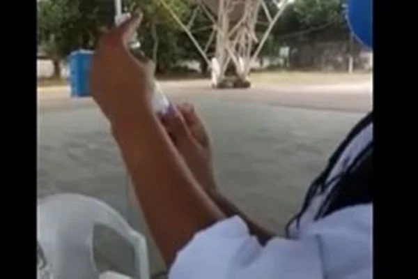 VÍDEO: Enfermeira é flagrada trocando seringas de vacina da Covid-19; assista