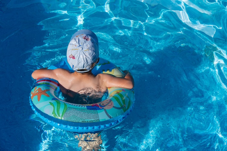 Água da piscina inativa o novo coronavírus em 30 segundos, diz estudo