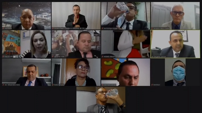 VÍDEO: vereadora não percebe que câmera está ligada e faz 'sarrada' em sessão