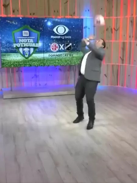 VÍDEO: Apresentador de TV do RN vai 'imitar Zico', tropeça com bola e viraliza