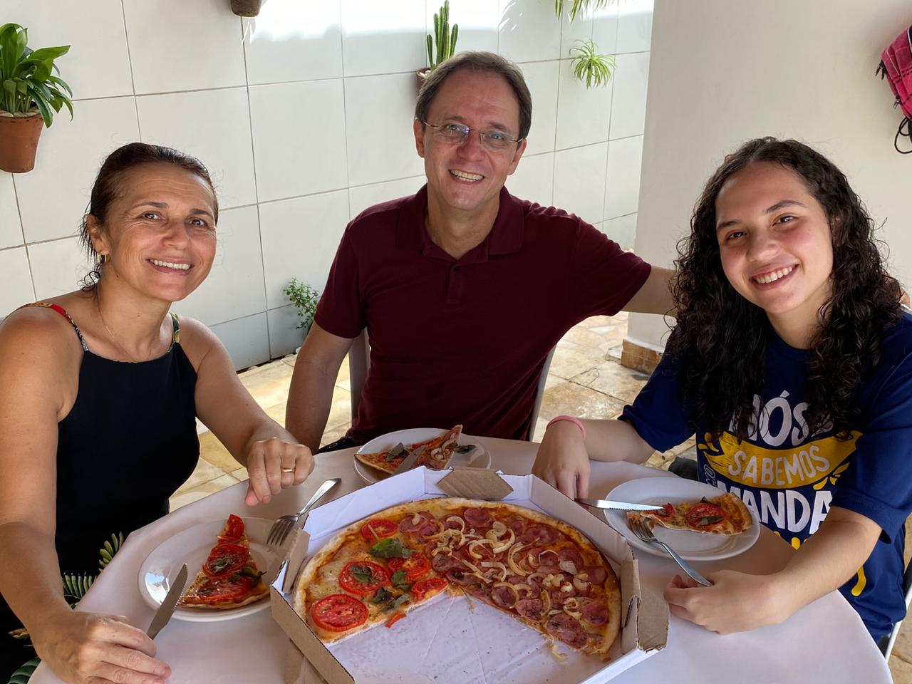 Escola de Natal envia pizzas para aprovados com sugestão de comemoração em casa