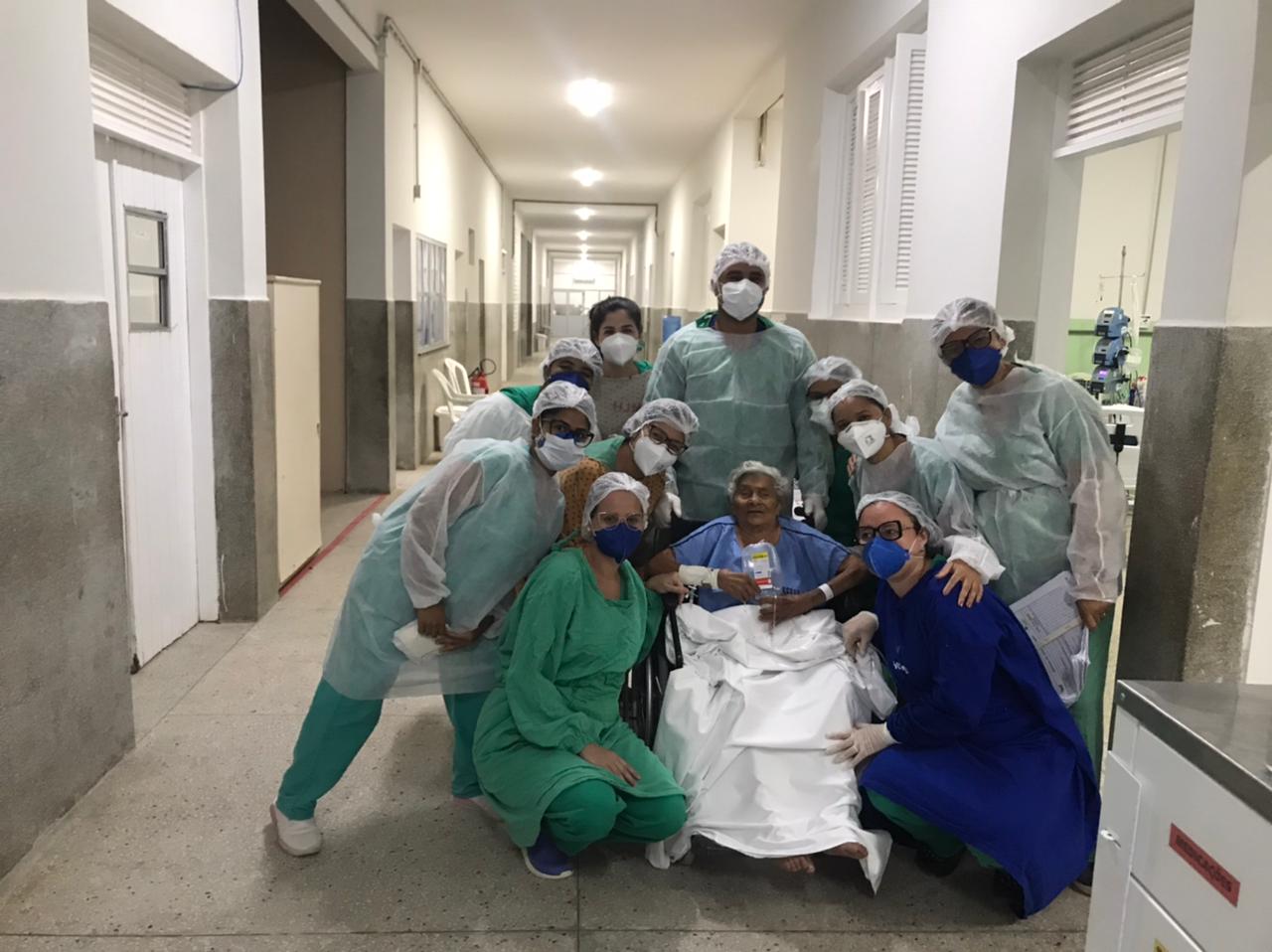 Paciente de 100 anos recebe alta do João Machado após enfrentar a Covid-19
