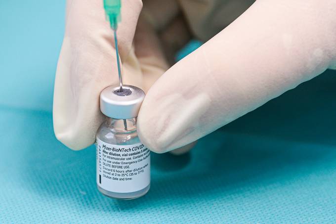 Primeiras doses da vacina da Pfizer chegam ao Brasil no fim do mês