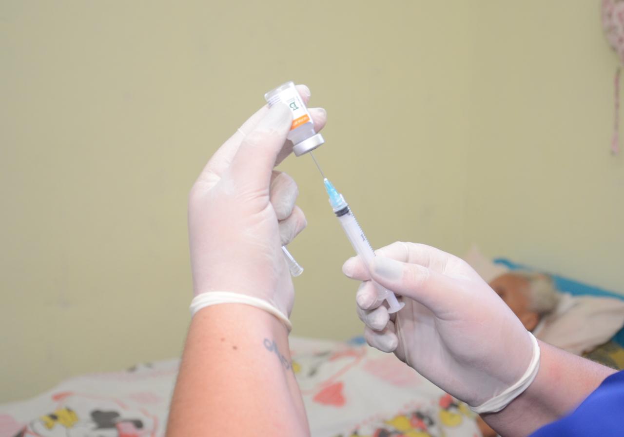 São Gonçalo retoma amanhã aplicação da 1ª dose em idosos de 65 anos ou mais