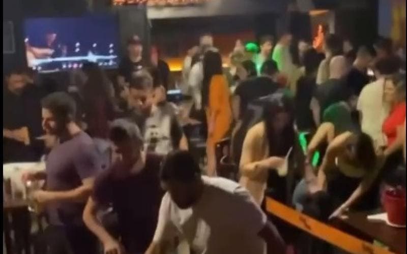 Banda avisa, e público finge seguir protocolos quando fiscais chegam a bar em SC