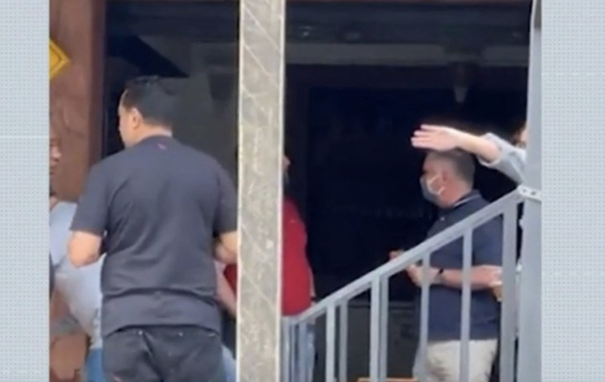 Prefeito é filmado frequentando bar multado por aglomeração em MG