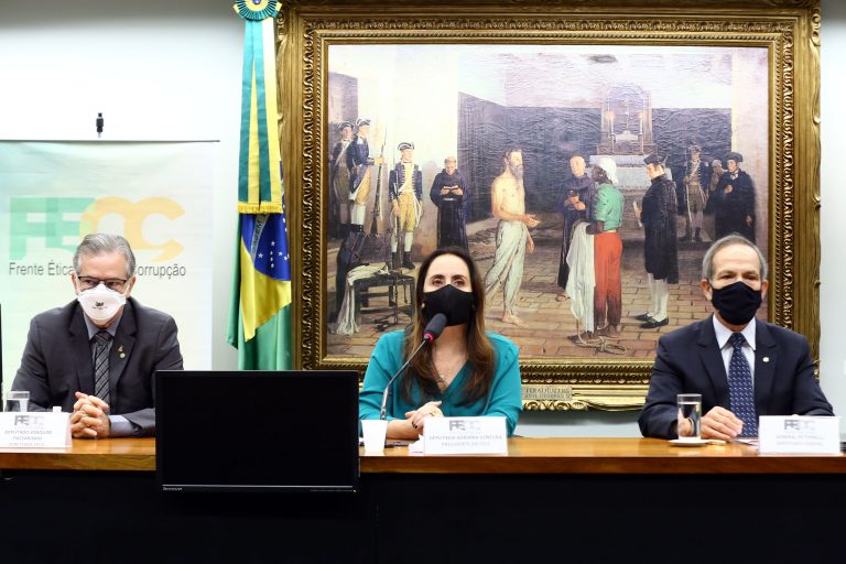 Deputados da Frente Parlamentar Contra a Corrupção defendem Operação Lava-Jato