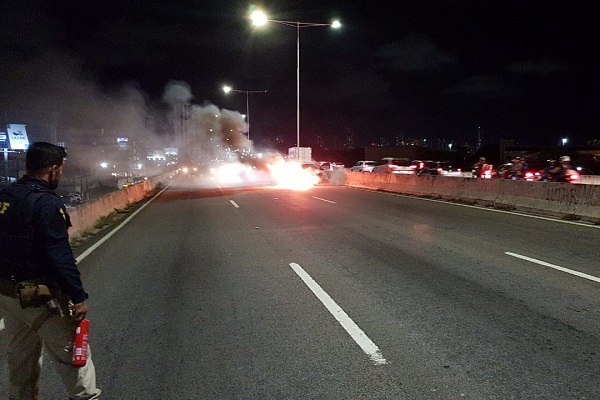 Carro pega fogo no viaduto da UFRN e bloqueia trânsito
