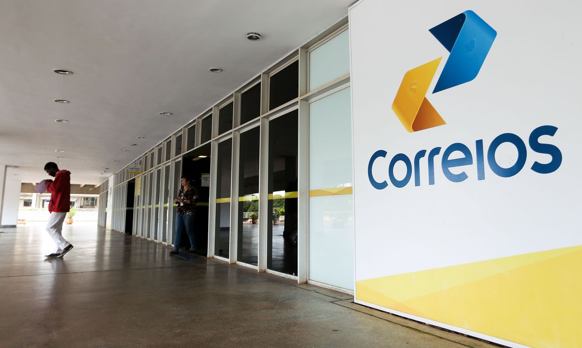 Câmara aprova urgência para projeto de privatização dos Correios