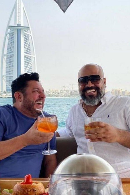 Cantor sertanejo posta foto em Dubai com foragido acusado de golpe com pirâmide