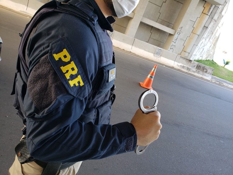 PRF resgata carro roubado e descobre sucata que adulterava veículos no RN