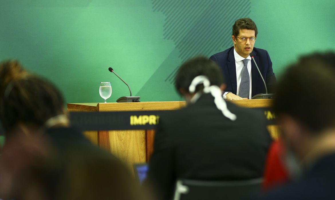 Governo vai dobrar recursos para combater desmatamento na Amazônia, diz Salles