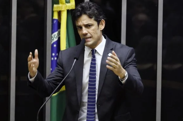 'Ciro ataca Lula, mas não diverge do PT em assunto algum', diz deputado