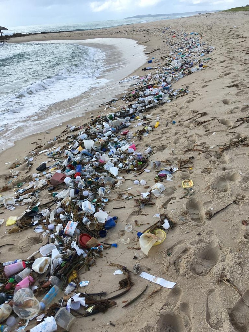 Mais de 1,5 tonelada de lixo é encontrada em praias do RN