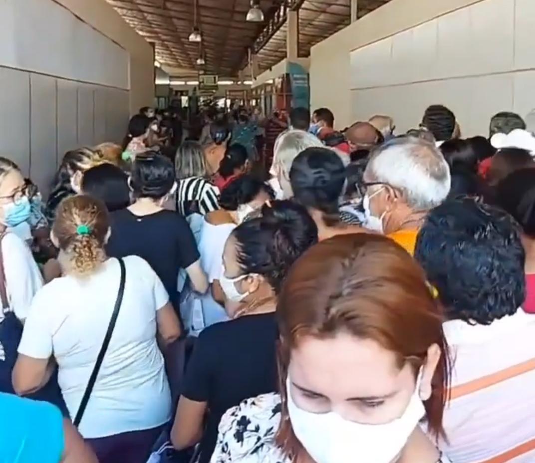 VÍDEO: Multidão vai a shopping de Natal por 2ª dose da Coronavac; assista