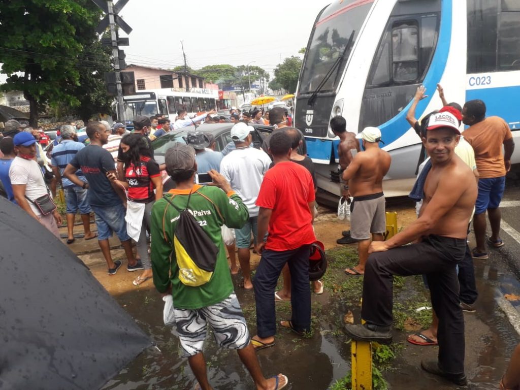 VÍDEO: Trem atinge automóvel em linha férrea de Natal; assista