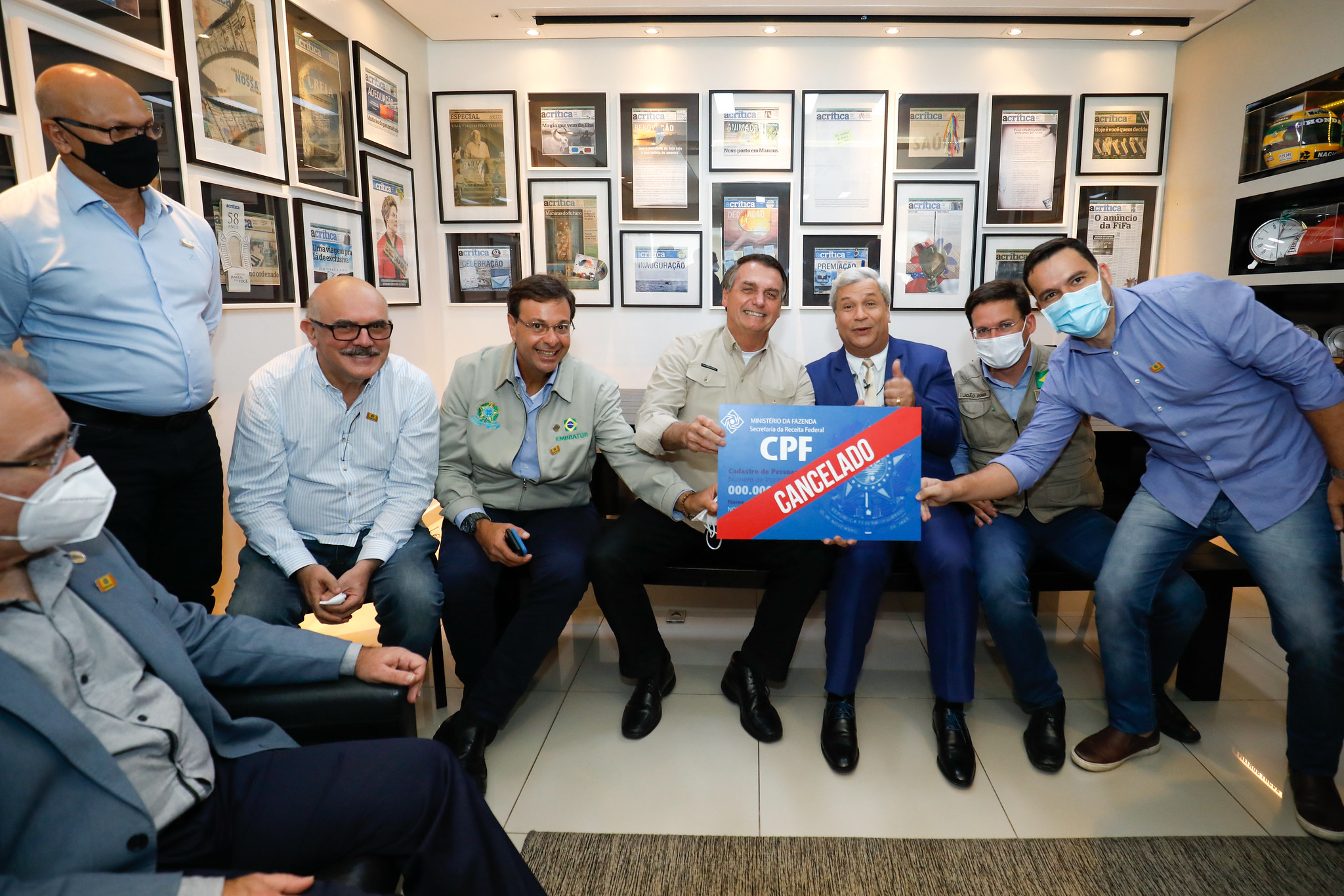 Ao lado de ministros, Bolsonaro posa para foto com placa “CPF cancelado”