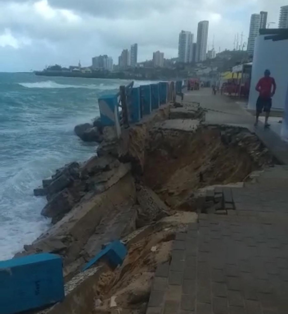 Trecho de calçadão desaba em Natal e é interditado pelos bombeiros