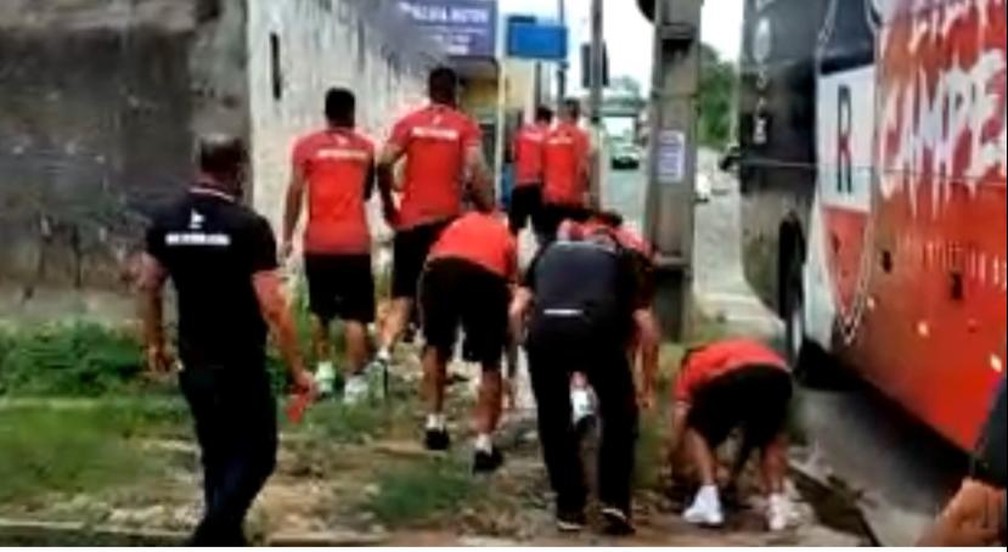 VÍDEO: Time desce do ônibus e enfrenta torcida com pedras; veja