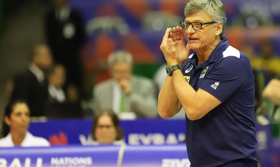 Técnico da seleção masculina de vôlei volta a ser intubado devido à covid-19