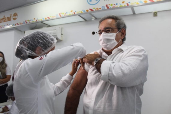 Prefeito Álvaro Dias recebe primeira dose de vacina contra a covid-19