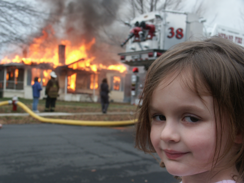 Meme de menina em frente a incêndio é vendido por US$ 473 mil