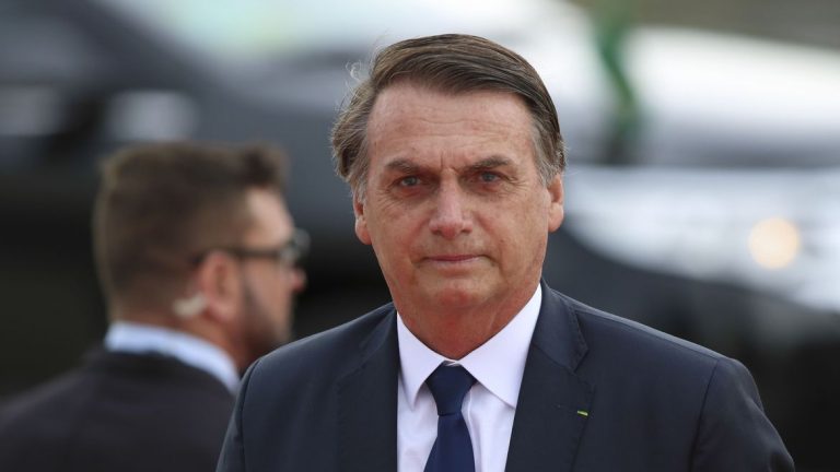 Bolsonaro: “Prefeitos e governadores estão estuprando o artigo 5º”