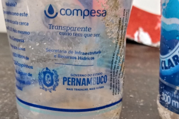 Lixo encontrado no litoral potiguar atinge trecho da Via Costeira, em Natal