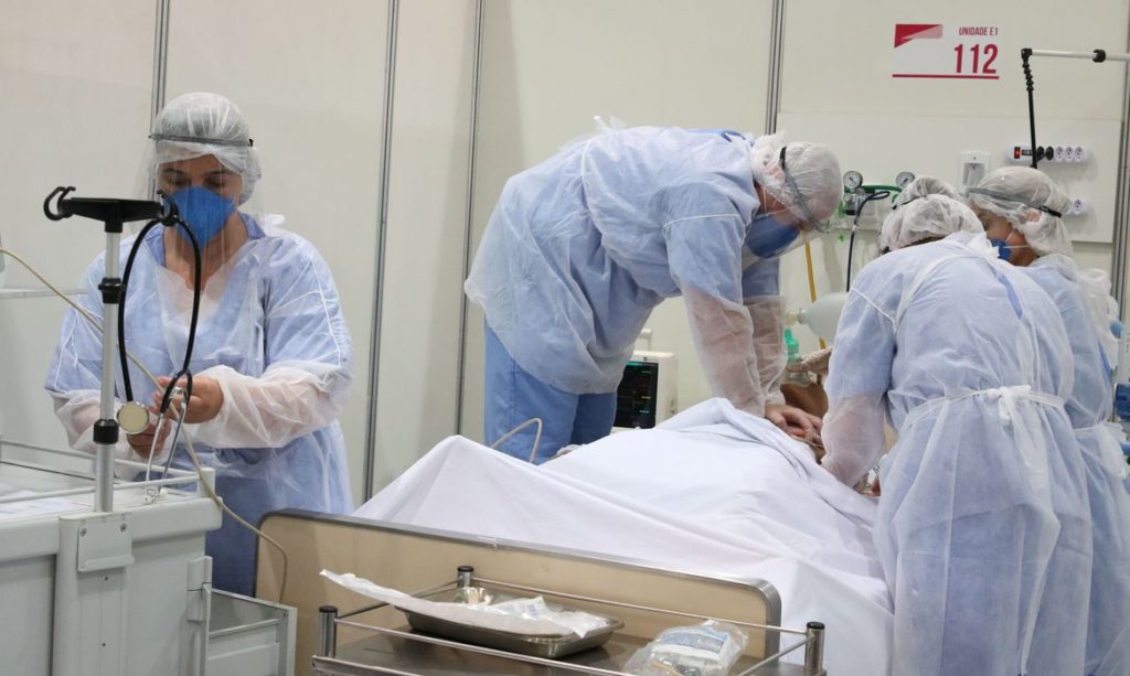 Criança viaja com os pais vacinados e morre de covid-19