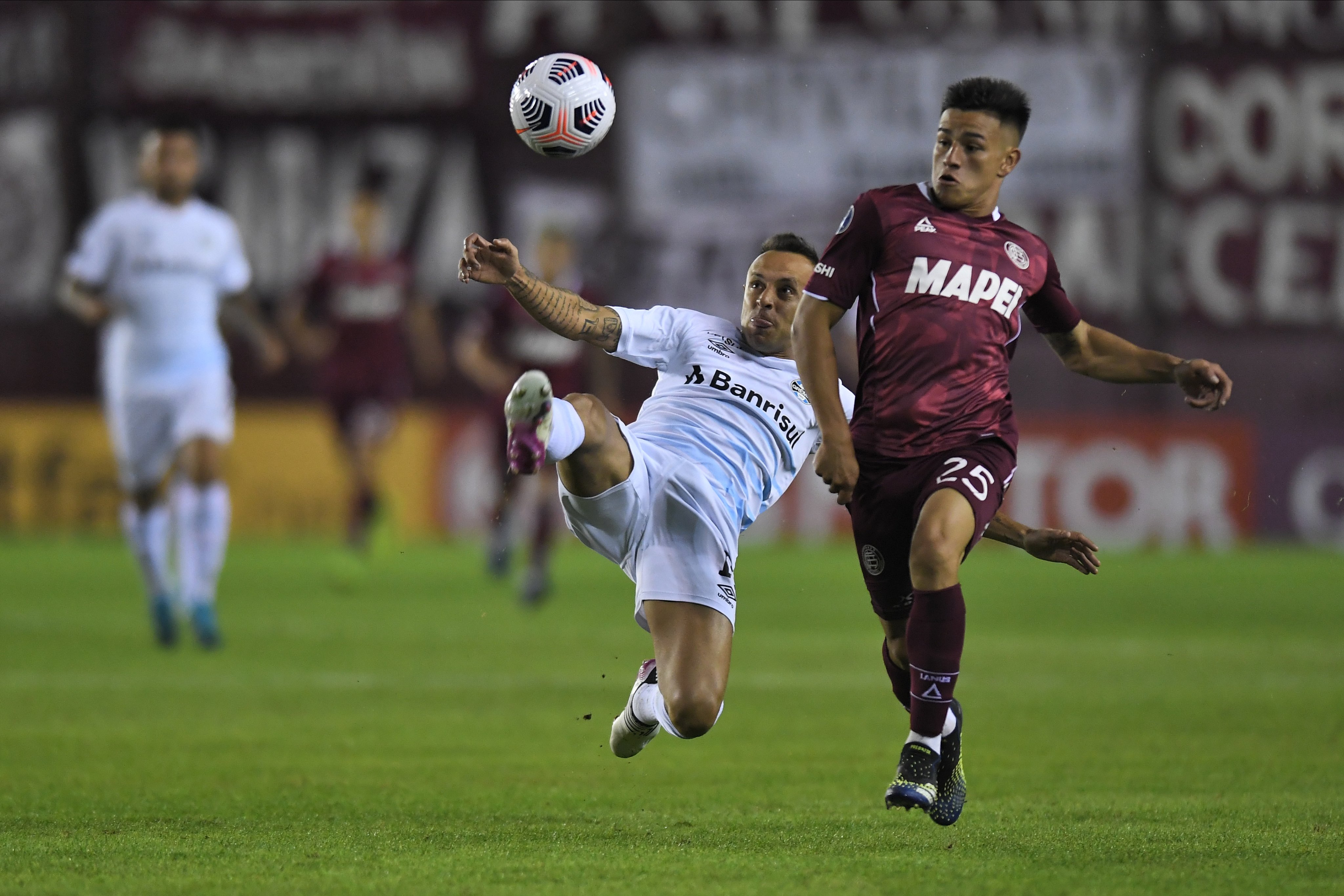 Grêmio vence Lanús por 2 a 1 e lidera Grupo H da Sul-Americana