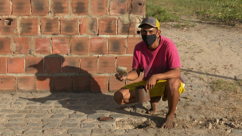 Agricultor encontra 'tesouro' que não vale mais nada enterrado em assentamento