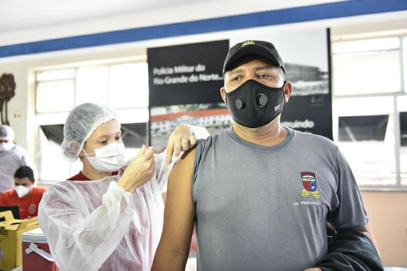 Covid: agentes de segurança recebem novo lote de vacinas; veja quem pode tomar