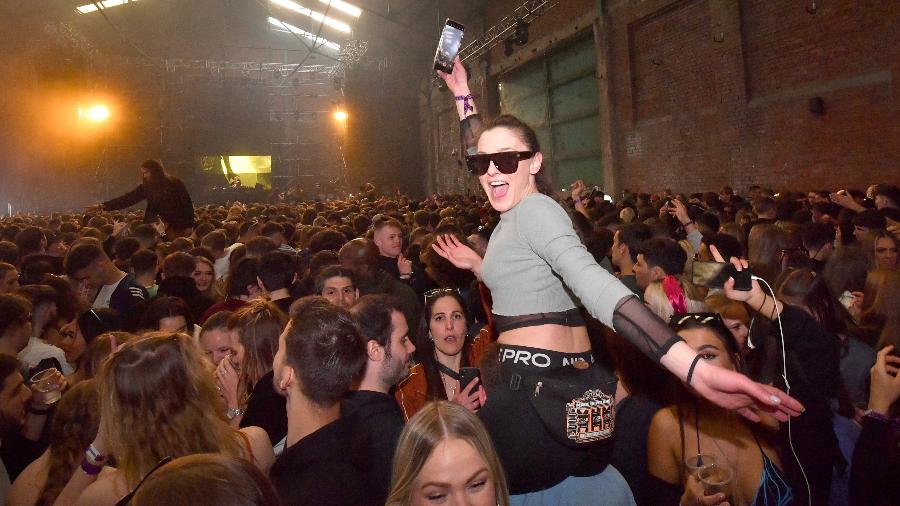 Inglaterra realiza evento teste com seis mil pessoas sem máscaras