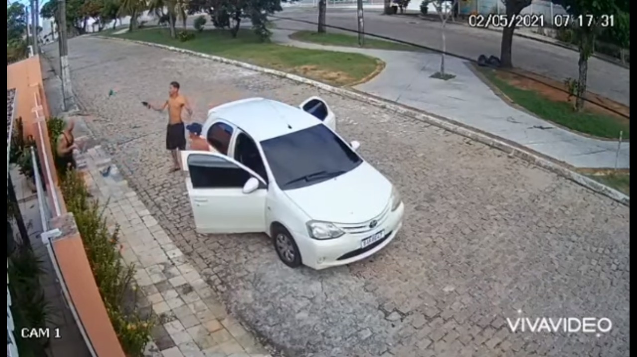VÍDEO: Bandidos armados rendem homem, invadem casa e roubam carro em Natal