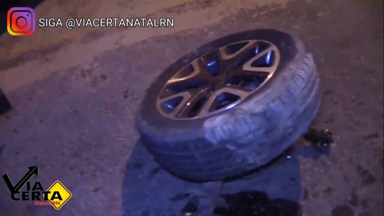 VÍDEO: Homem pega carro emprestado e causa acidente no Largo da Urbana