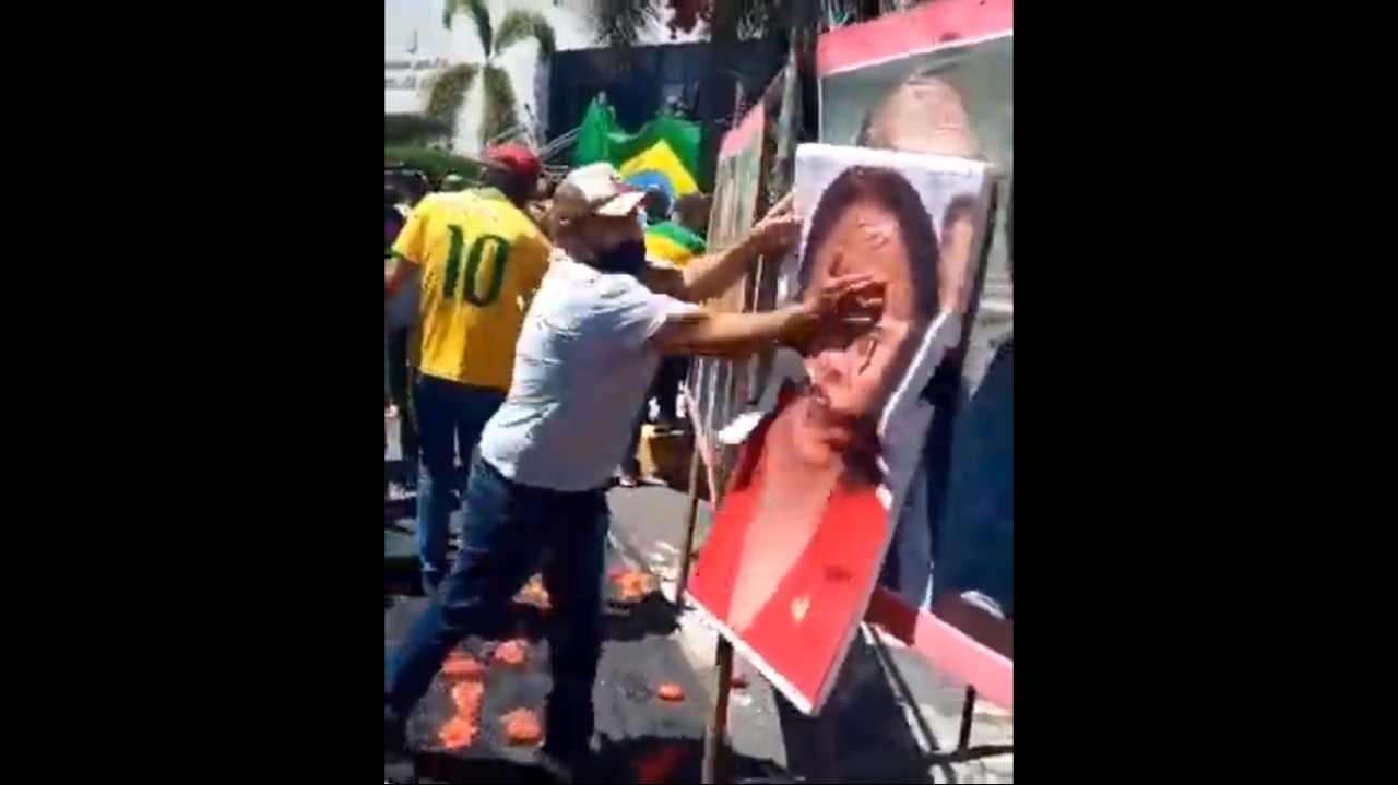 VÍDEO: Manifestantes jogam tomates e quebram fotos de Fátima e ministros do STF