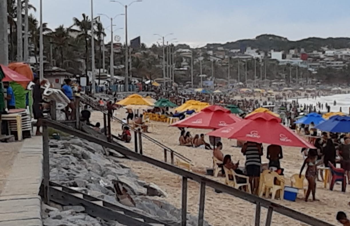 Vídeo mostra praia de Ponta Negra cheia mesmo com o toque de recolher