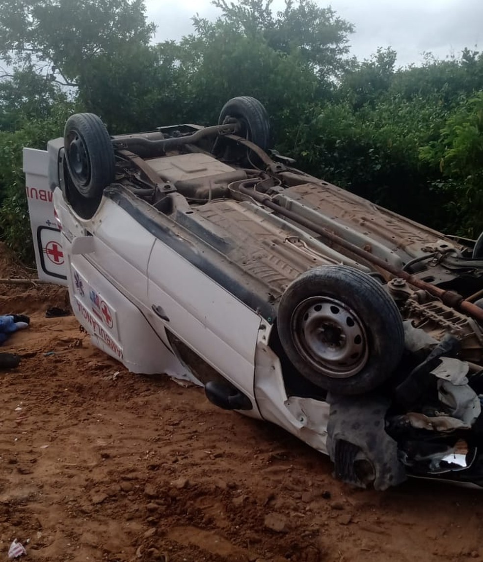 FOTO: Cinco pessoas ficam feridas em grave acidente na BR-101