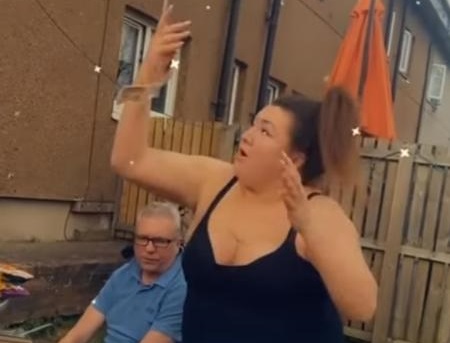 VÍDEO: Mulher ganha balão com dinheiro de presente, mas objeto voa e leva tudo