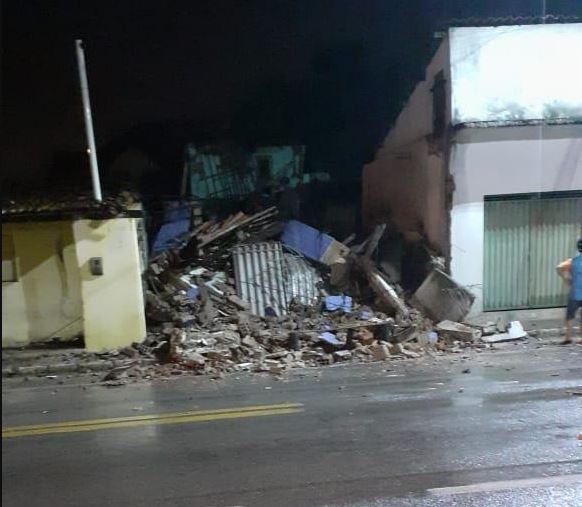 FOTOS: Prédio comercial desaba após fortes chuvas em cidade do RN