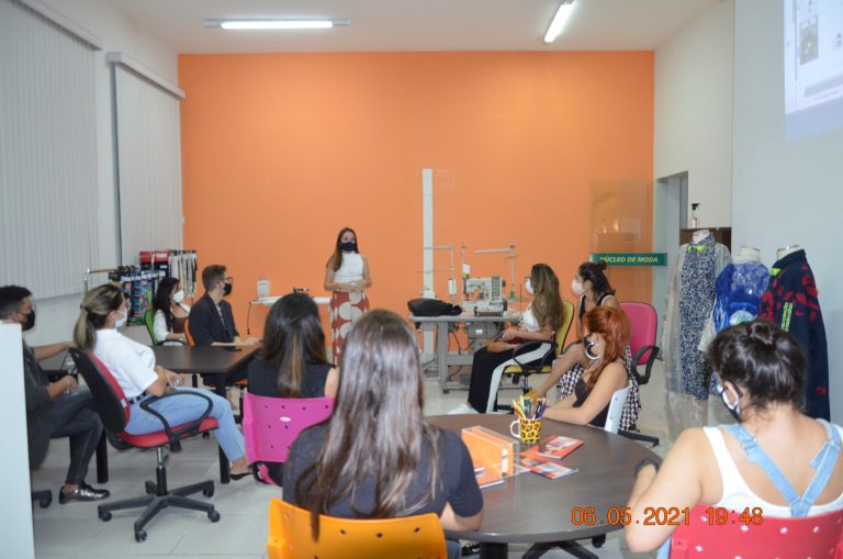 Vitrine Primavera marca retomada de aulas presenciais do curso de moda do SENAI