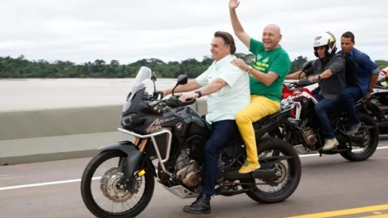 VÍDEO: Dono de gigante do varejo pega carona em moto com Bolsonaro